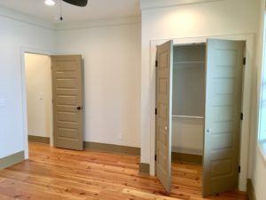 An empty unfurnished room with empty cupboard