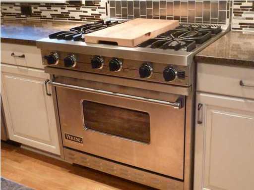An image of a stove in a kitchen